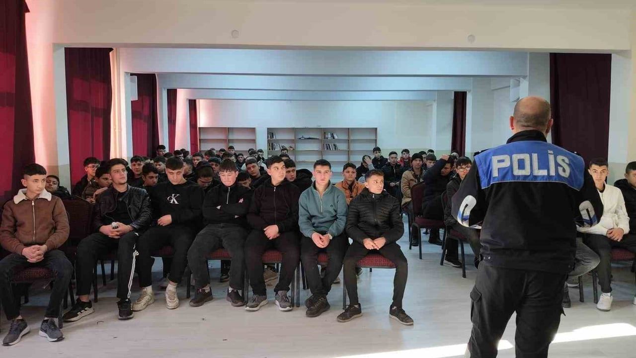 Afyonkarahisar'da Polisten Çıraklık Okulu Öğrencilerine Güvenlik Eğitimi