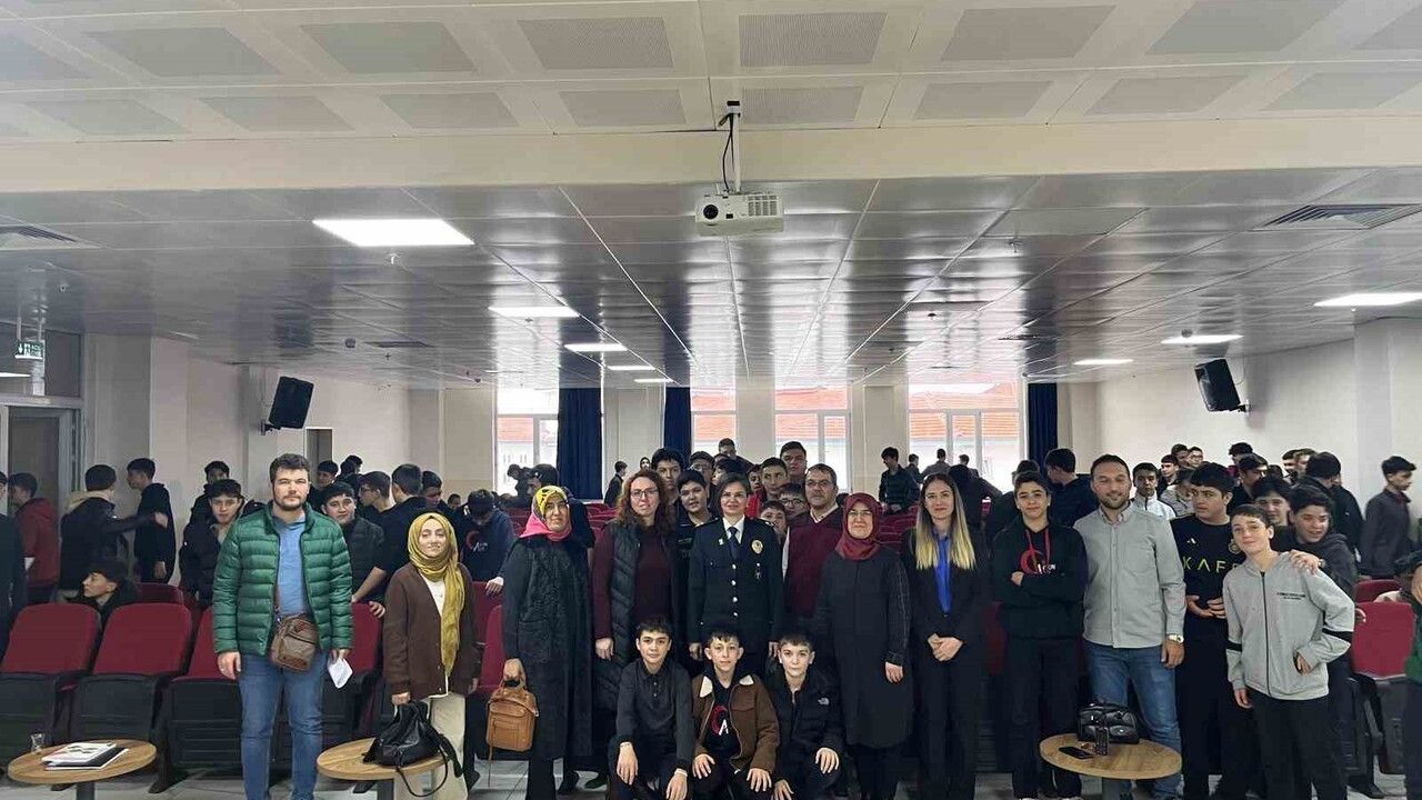 Afyonkarahisar'da polisten lise öğrencilerine 'Çocuk Suçları ve Akran Zorbalığı' eğitimi