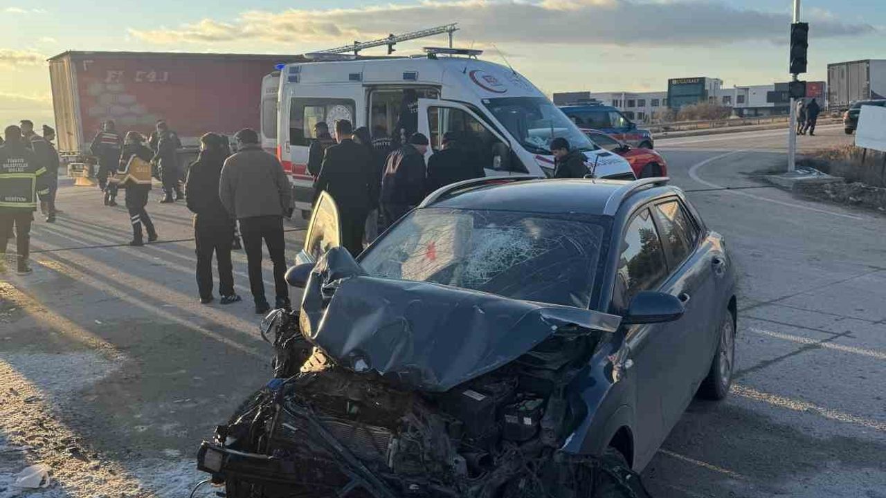 Afyonkarahisar'da servis aracı ile otomobil çarpıştı: 18 yaralı