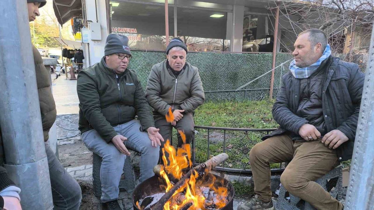 Afyonkarahisar'da Soğuk Hava Pazarcı Esnafını Zorluyor
