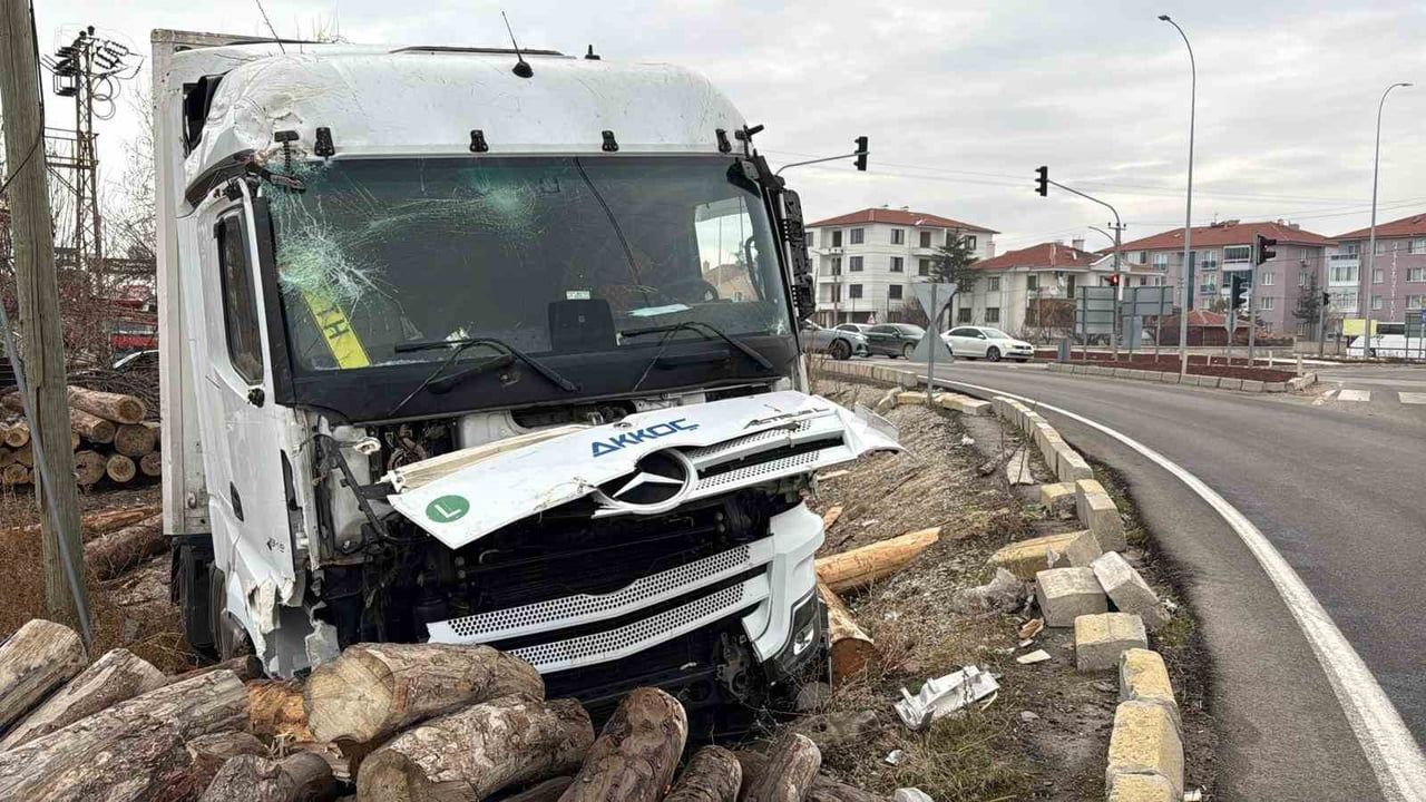 Afyonkarahisar'da Tır Kontrolden Çıktı, Kereste Fabrikasının Tomruk Deposuna Girdi
