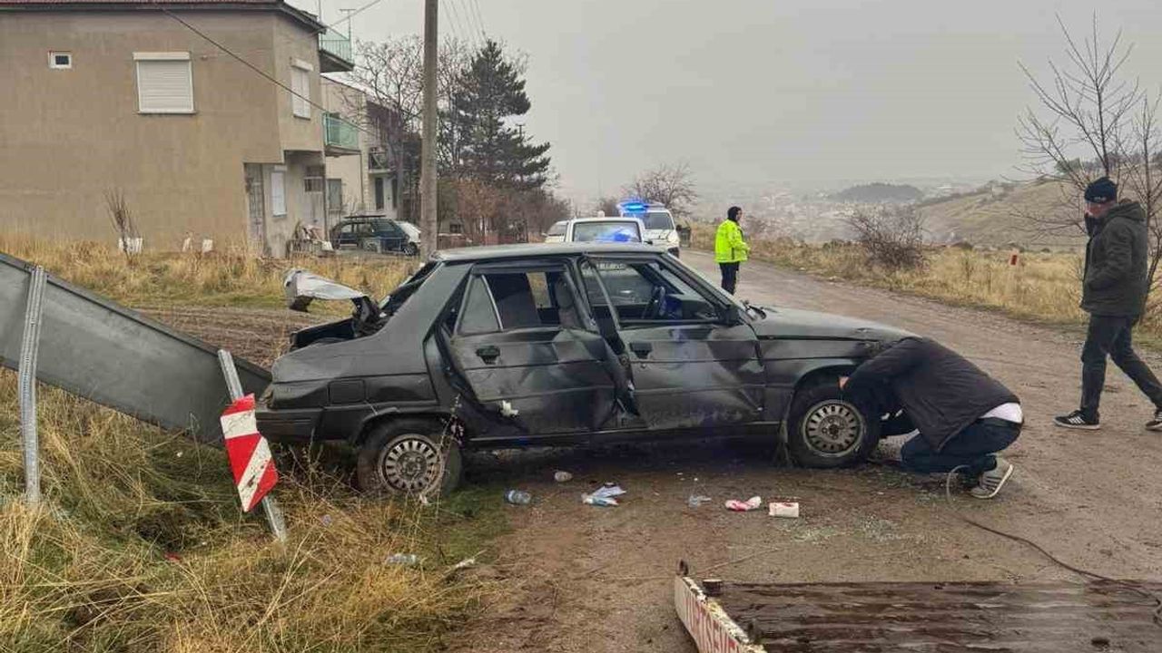 Afyonkarahisar'da Trafik Levhasına Çarpan Otomobilde 3 Kişi Yaralandı