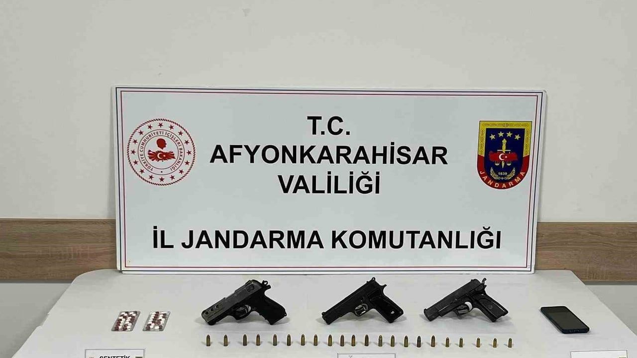 Afyonkarahisar'da Uyuşturucu ve Ruhsatsız Tabancalarla Yakalanan Şahıs Tutuklandı