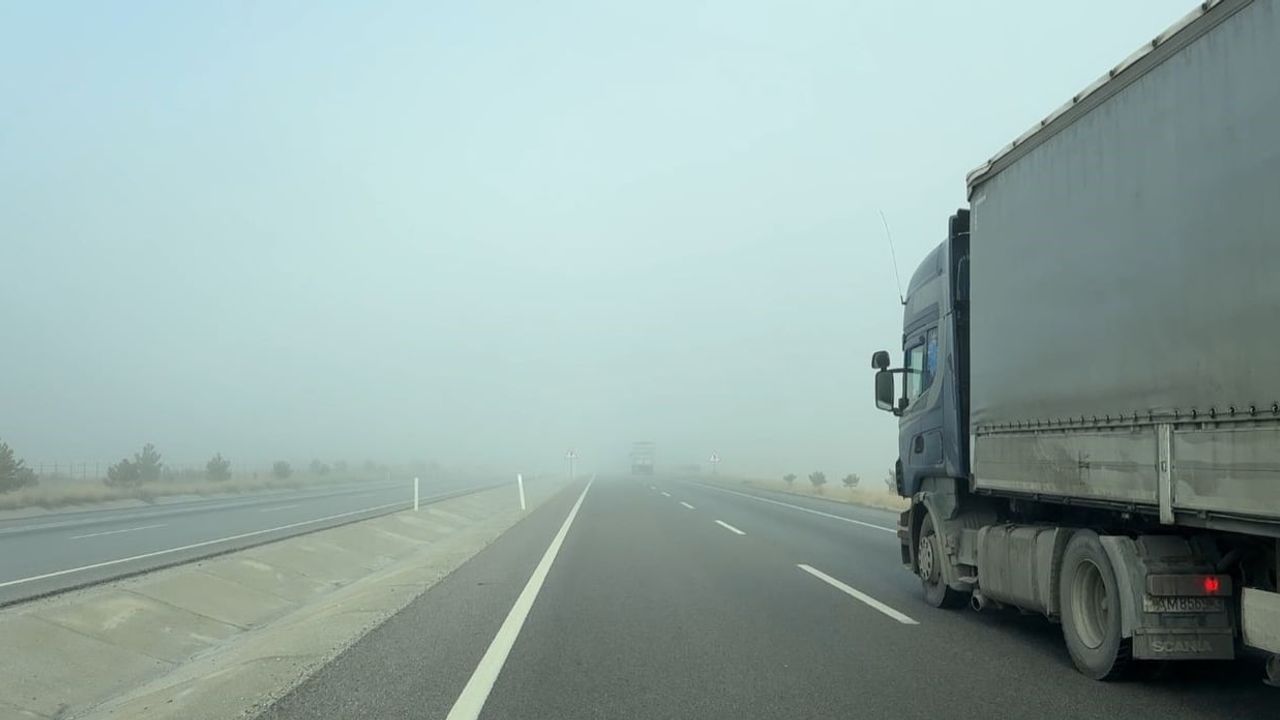 Afyonkarahisar'da Yoğun Sis: Görüş Mesafesi 50 Metreye Düştü