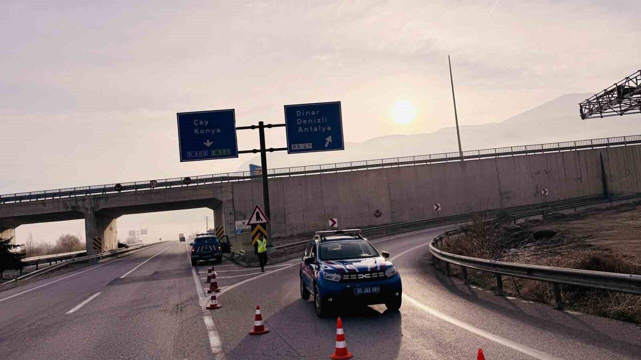 Afyonkarahisar'da Yoğun Sis Nedeniyle Kara Yolu Trafiğe Kapandı