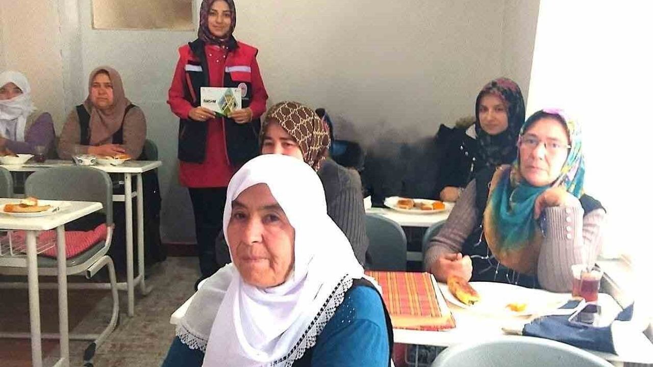 Afyonkarahisar/Nuribey’de 30’a Yakın Kadına Kadın Çiftçi Eğitimi