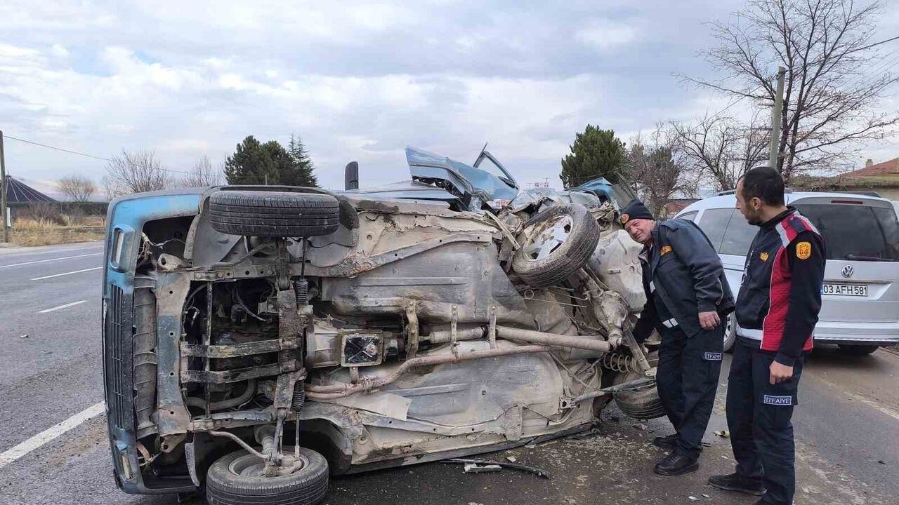 Afyonkarahisar Şuhut'ta Fiat Tofaş kazası: 4 kişi yaralandı