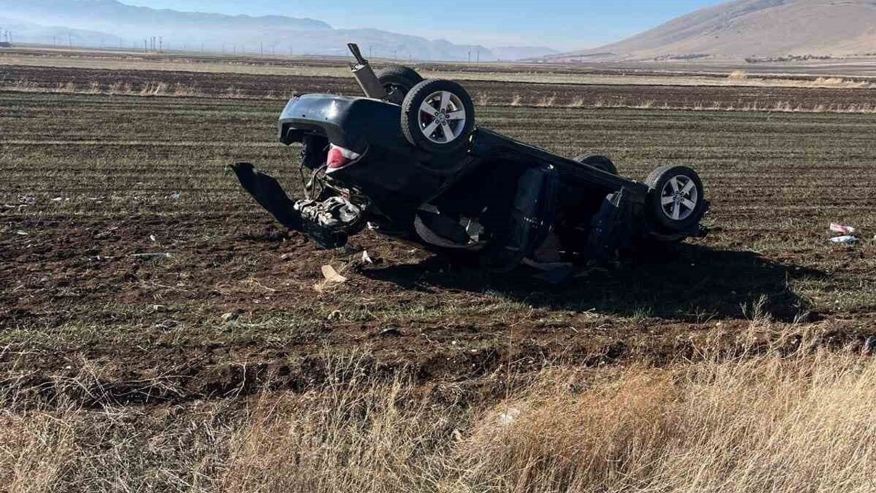 Afyonkarahisar Şuhut'ta şarampole devrilen otomobil: 2 yaralı