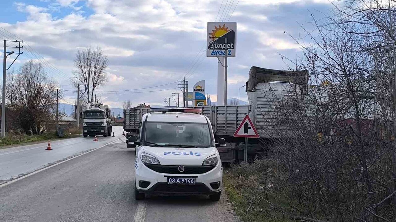 Afyonkarahisar Trafik Kazası: Tır Kontrolden Çıktı, Facianın Eşiği Atlatıldı