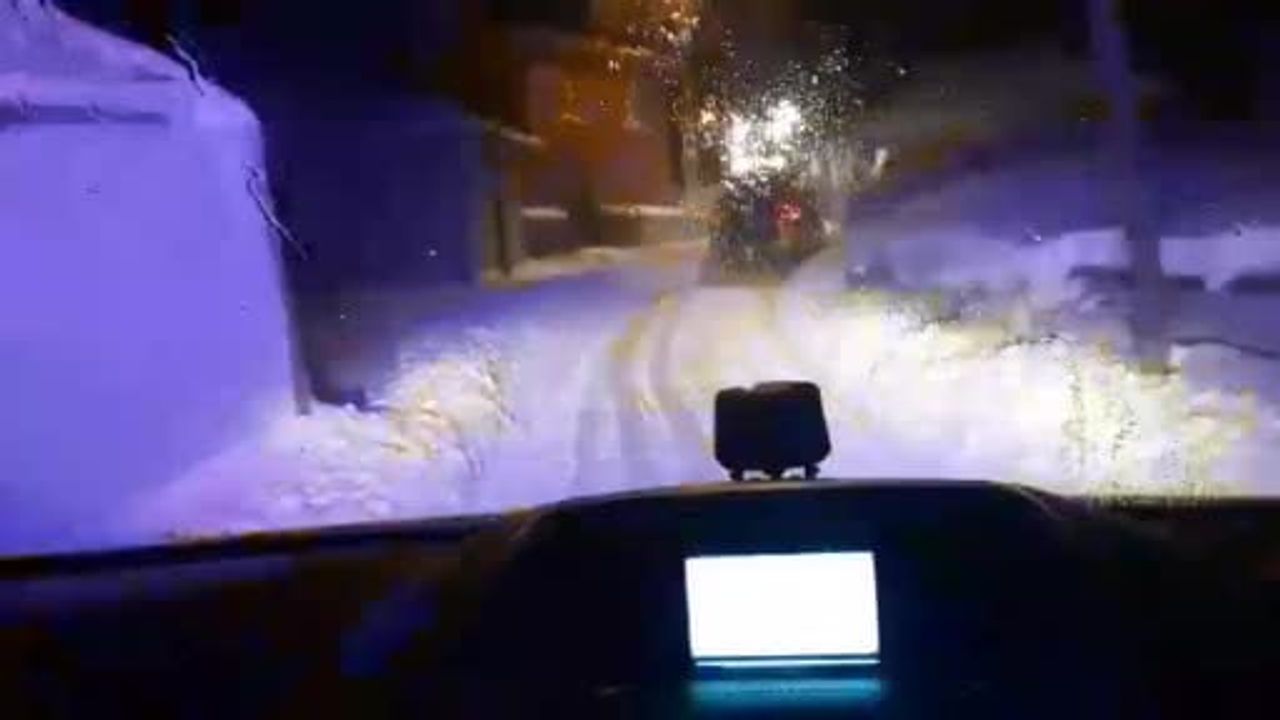 Ağrı'da Kar Kapanan Köyde Mahsur Kalan 71 Yaşındaki Hasta Kurtarıldı