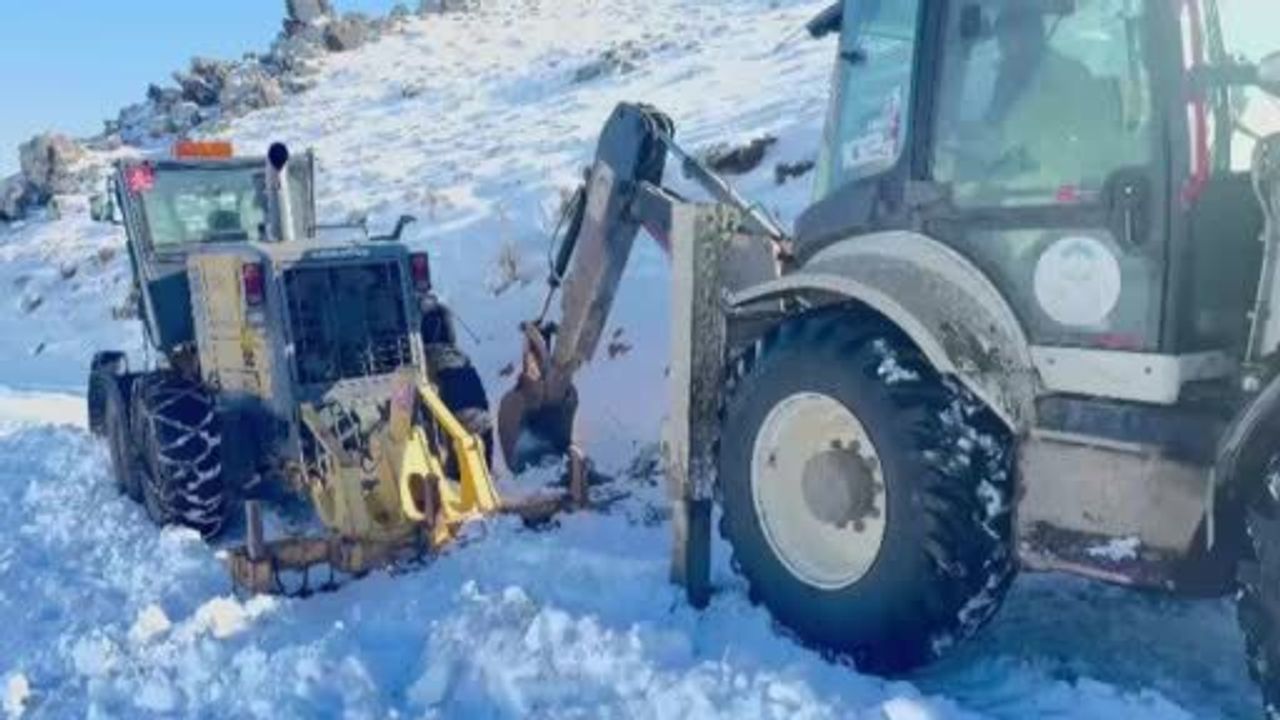 Ağrı'da Kar Mücadelesi: Greyder Uçurum Kenarında Güçlükle Durdu