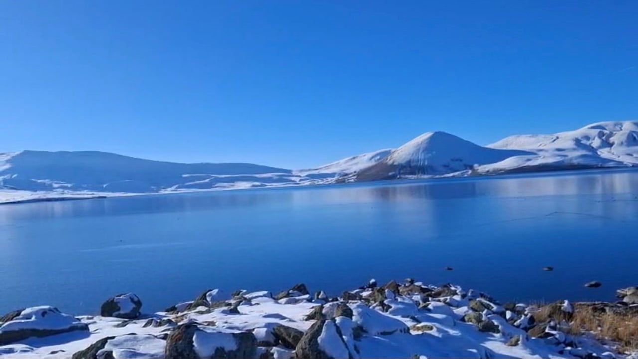 Ağrı’da Taşlıçay Balık Gölü Kısmen Buz Tuttu
