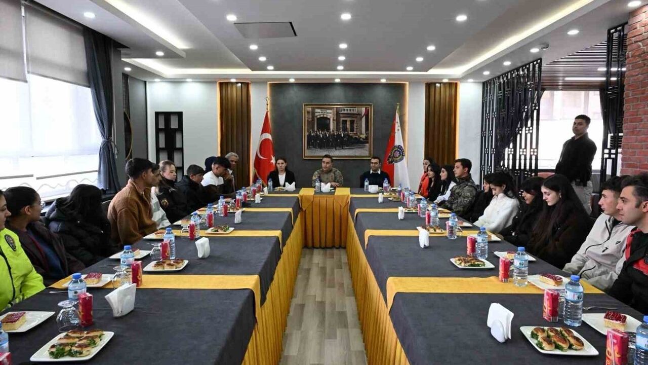 Ağrı’da Üniversite Gezisi ve Emniyet Söyleşisi: Göksel Önder Öğrencilerle Geleceği Konuştu