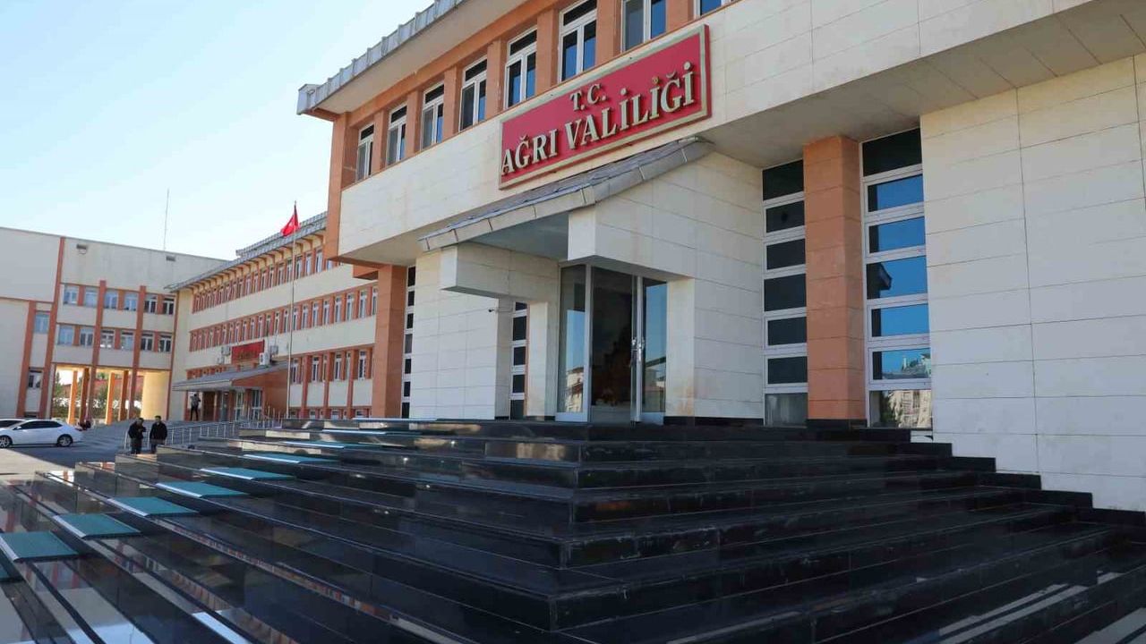 Ağrı'da Yoğun Kar ve Buzlanma Nedeniyle Eğitime 1 Gün Ara