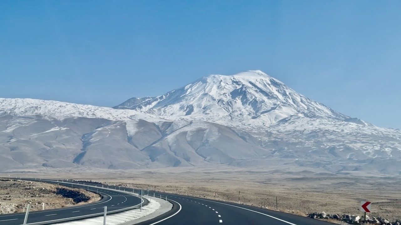 Ağrı Dağı'nda Beyaz Zirve İhtişamı — Türkiye'nin En Yüksek Dağı