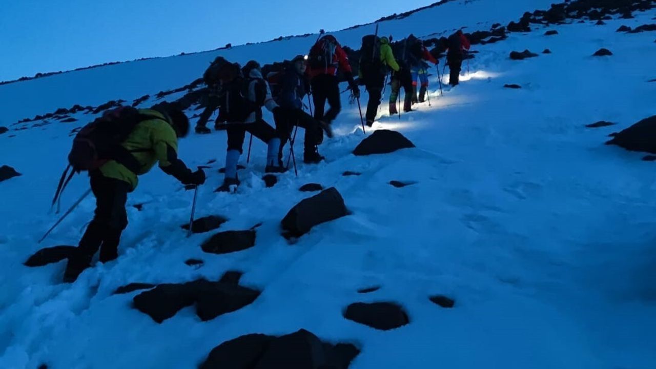 Ağrı Dağı'nda Kar Altında Zorlu Tırmanış: 9 Dağcı Zirveye Yürüdü