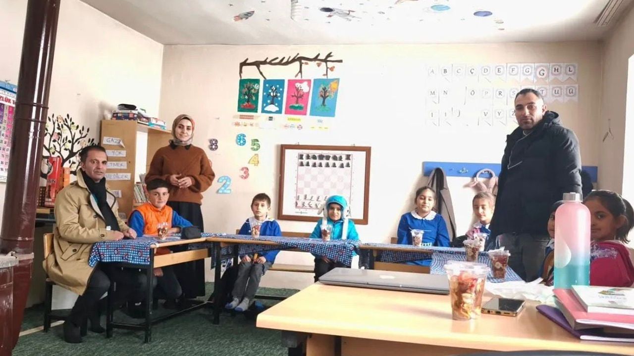 Ağrı Diyadin'de Köy Okullarına Waffle Sürprizi