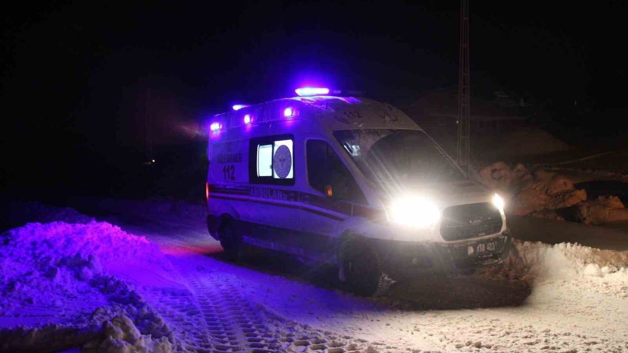 Ağrı Diyadin'de Yollar Kapalı: 70 Yaşındaki Hasta 112 ile Hastaneye Kaldırıldı