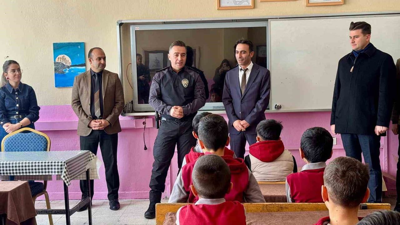 Ağrı Emniyetinden 215 Öğrenciye Kışlık Bot Dağıtımı