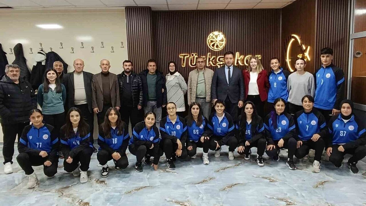 Ağrı Kadın Futbol Takımına Moral Yemeği: Şeker Fabrikası ve Ticaret Borsası Destekledi