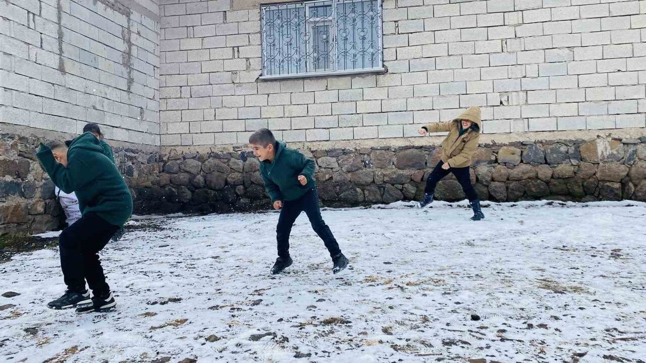 Ağrı Patnos'ta Kar Coşkusu: Çocuklar Sokaklarda