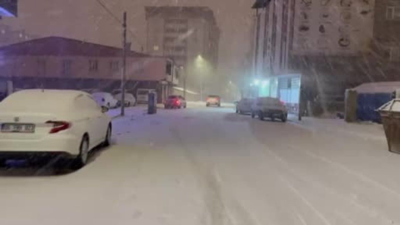 Ağrı Patnos'ta Kar Ulaşımı Aksattı: Tutak-Patnos Yolunda Tırlar Yolda Kaldı