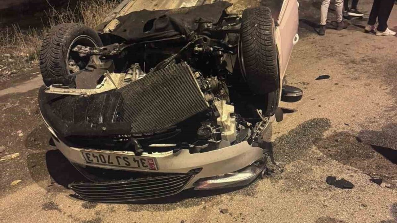 Ağrı Patnos'ta Kaza: Kaldırıma Çarpan Araç Takla Attı, 2 Yaralı