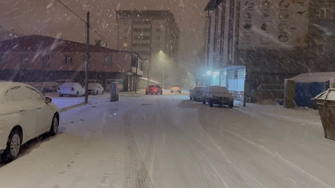 Ağrı Patnos’ta Yoğun Kar Ulaşımı Aksattı — Tutak-Patnos Yolunda Tırlar Mahsur