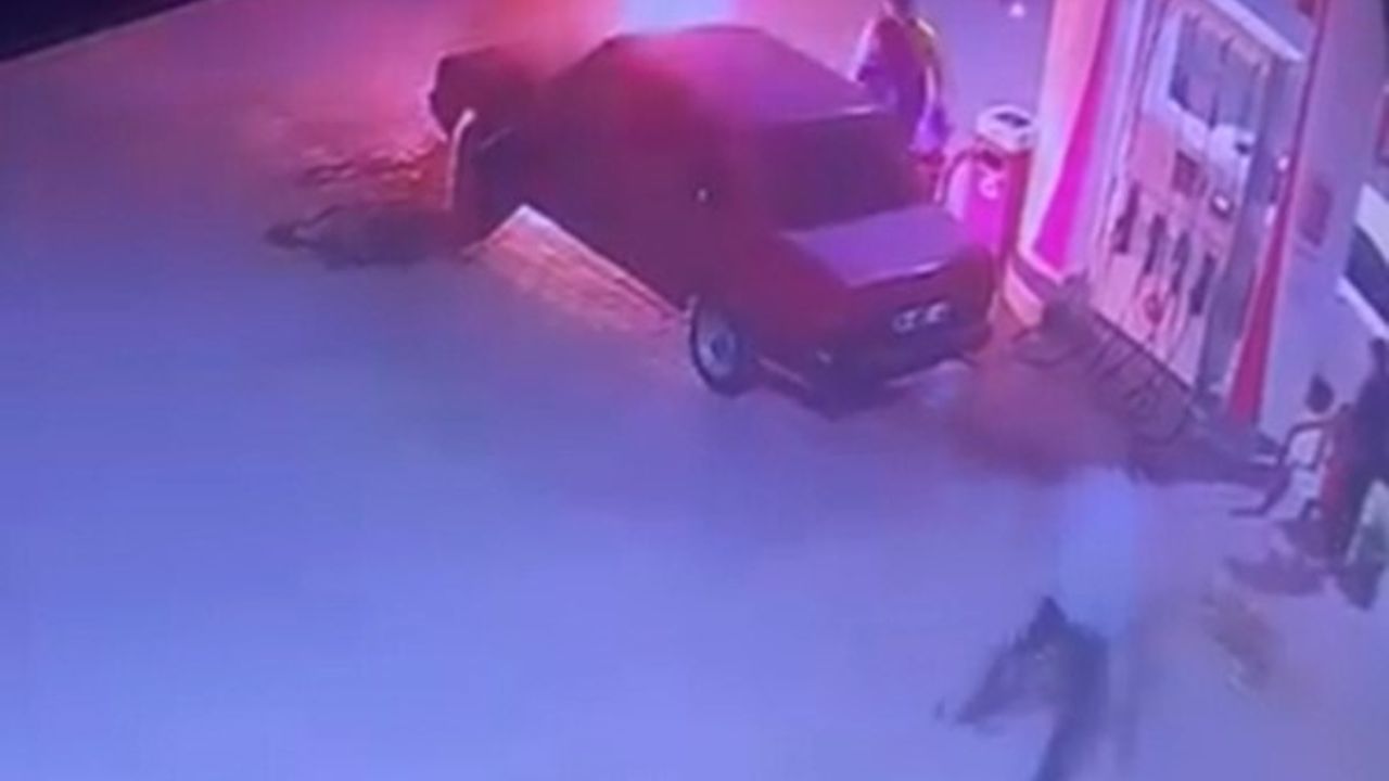 Ahlat’ta Akaryakıt İstasyonunda Araç Yangını, Tüple Müdahale İle Söndürüldü