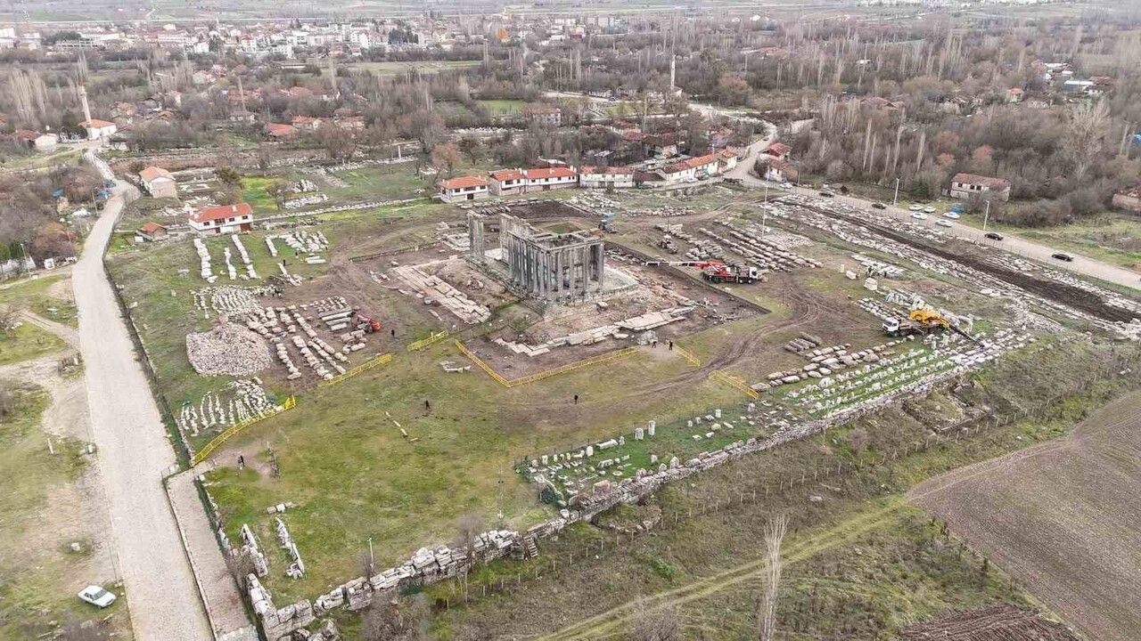 Aizanoi'de Kazı ve Restorasyon Sürüyor: Zeus Tapınağı 2026 Yatırım Programında