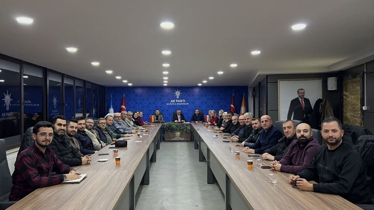 AK Parti Bilecik’te İl Yönetim Kurulu Toplantısı ve Serkan Yıldırım’a Doğum Günü Sürprizi