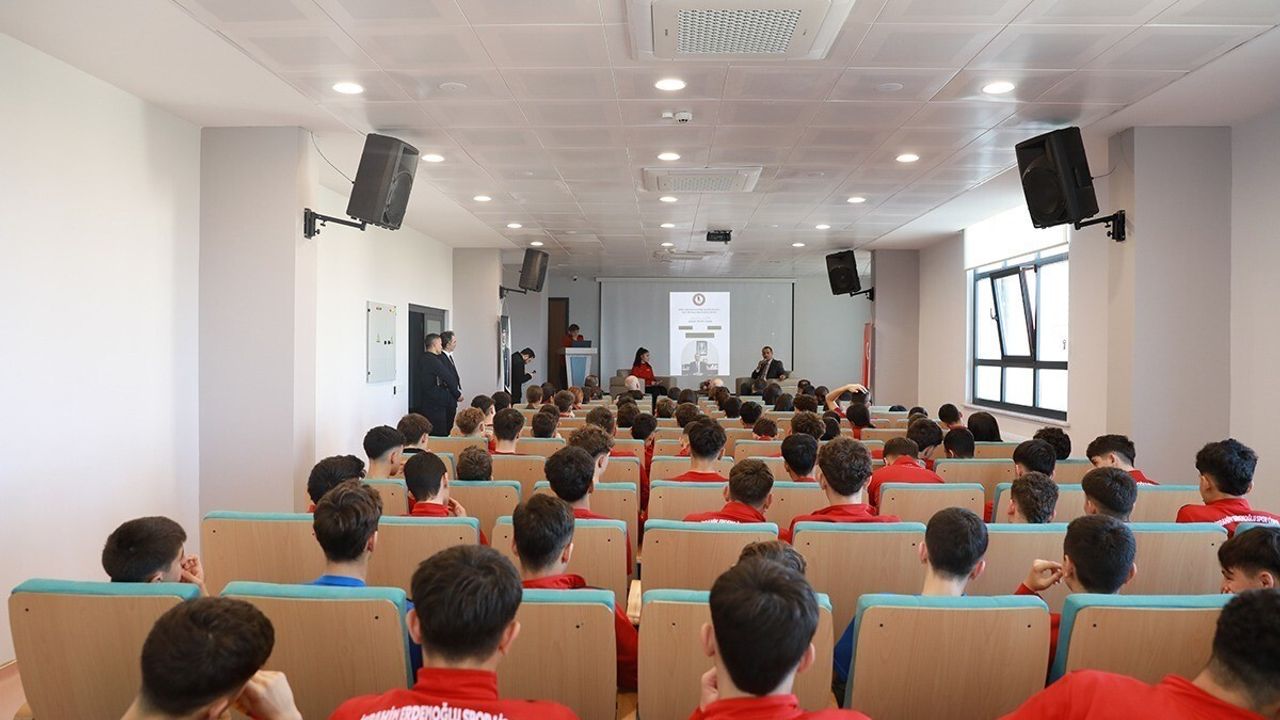 Akçaabat Belediye Başkanı Ekim, İbrahim Erdemoğlu Spor Lisesi'nde Öğrencilerle Buluştu