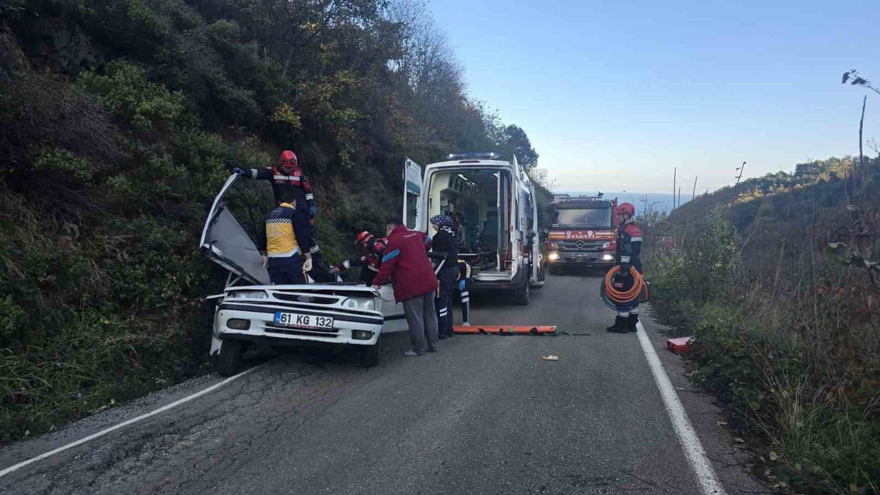 Akçaabat’ta yamaçtan düşen kaya otomobile çökü: 5 yaralı