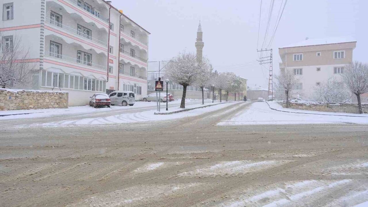 Akdağmadeni Beyaza Büründü: Belediye Karla Mücadeleyi Hızlandırdı