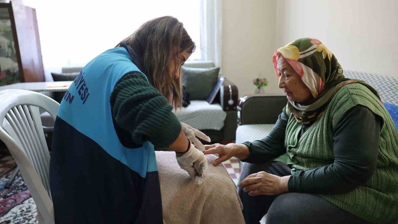 Akdeniz Belediyesi'nden 500 Haneye Evde Temizlik ve Kişisel Bakım Desteği