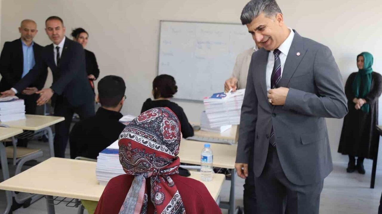 Akdeniz Belediyesi'nden Üniversite Adaylarına Ücretsiz Kaynak Kitap Desteği