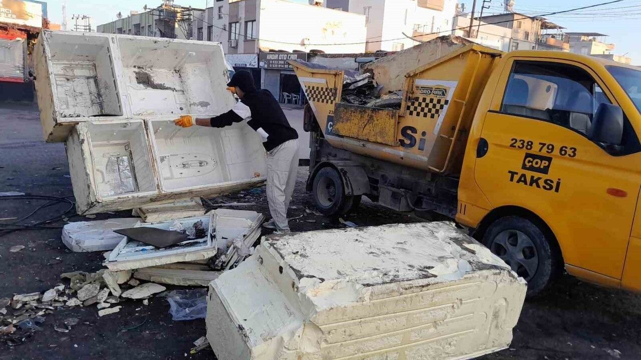 Akdeniz Sokakları Mobilya ve Hurda Atıklardan Arındırılıyor