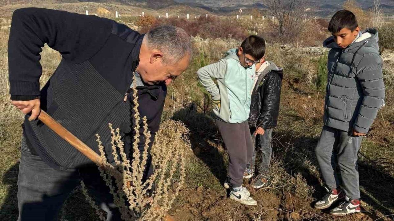 Akharım'da Öğrencilerden 'Yeşil Akharım-Geleceğe Nefes' Fidan Dikimi