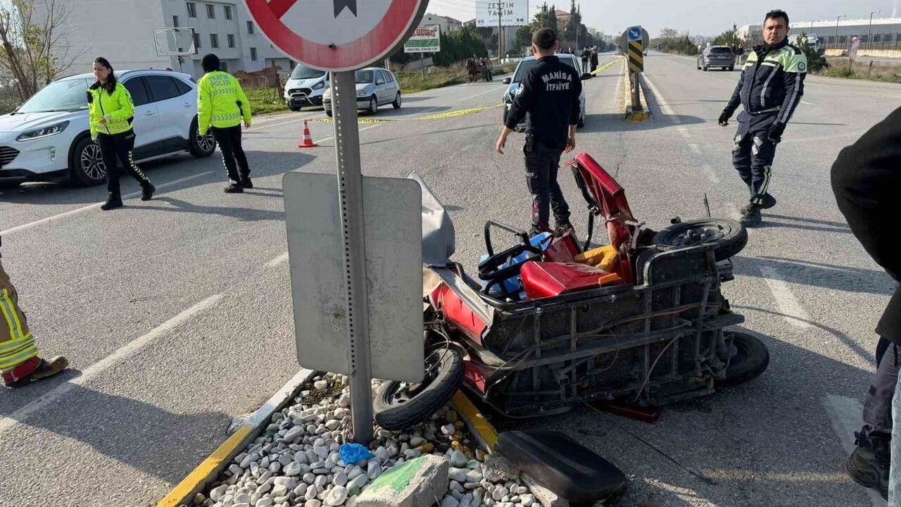 Akhisar'da feci kaza: 3 tekerlekli elektrikli bisiklet ile otomobil çarpıştı — 1 ölü