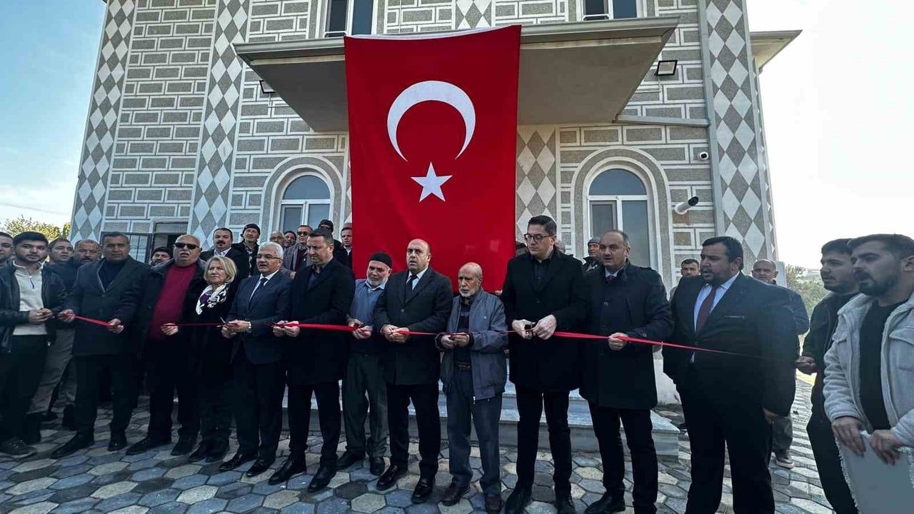 Akhisar Hayber Camii İbadete Açıldı: İlk Cuma Namazı Kılındı