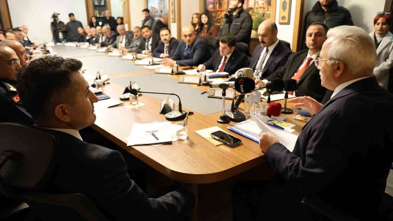 Aksaray'da 2025-2026 Kış Tedbirleri: 1.100 Personel ve 244 İş Makinası Görevde