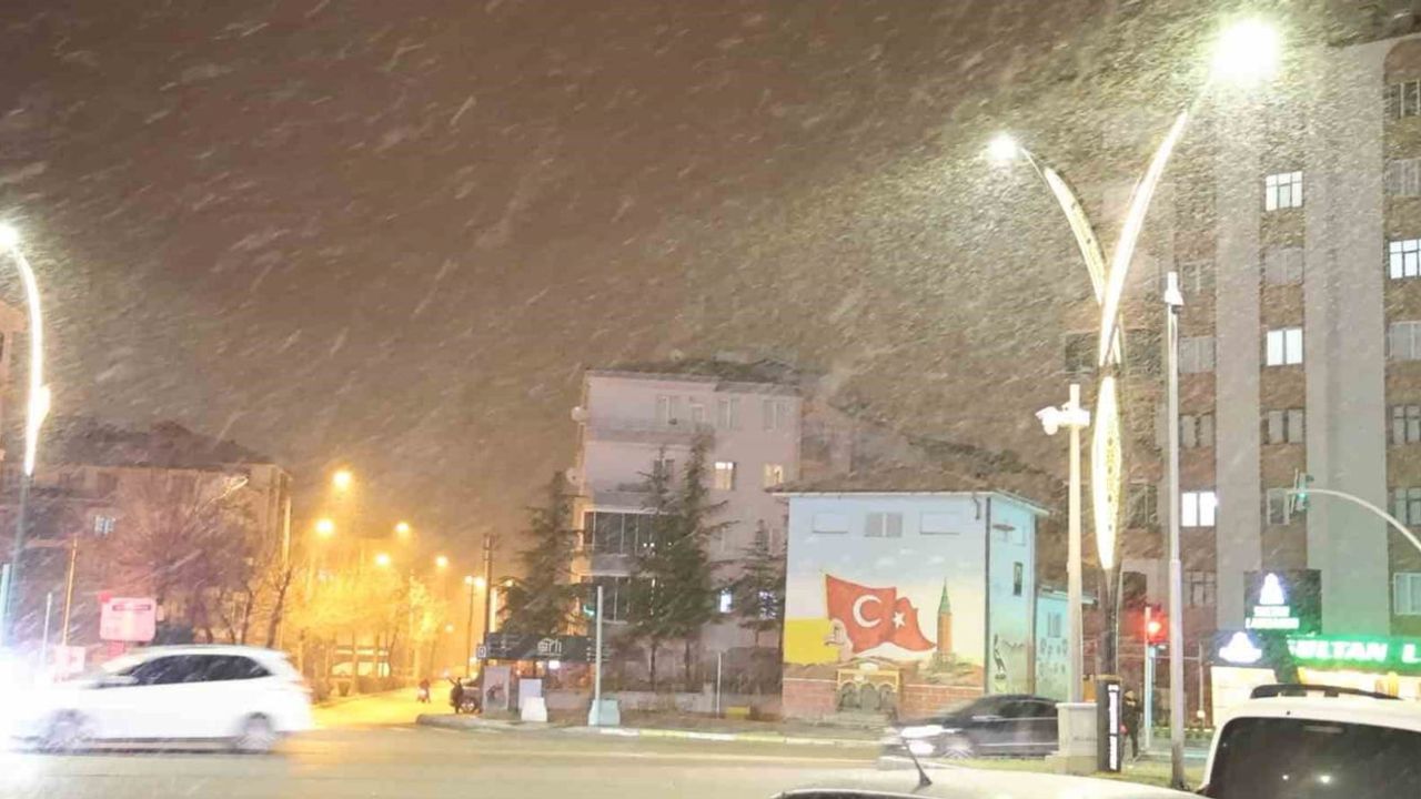 Aksaray'da Beklenen Kar Yağışı Başladı