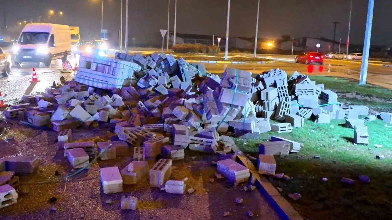 Aksaray'da bims yüklü tır ile market servis aracı çarpıştı: 2 yaralı