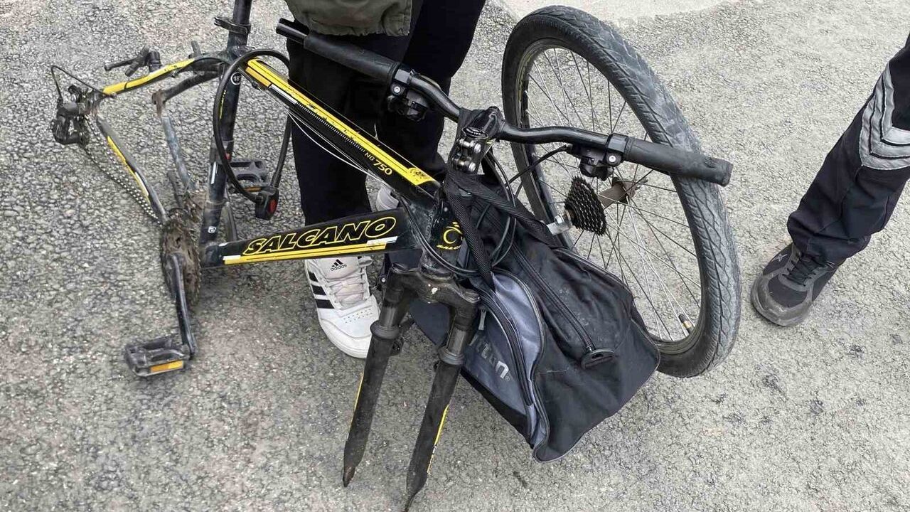 Aksaray'da Bisiklet Hırsızlığı: Kilit Kırılamayınca Ön Teker Söküldü