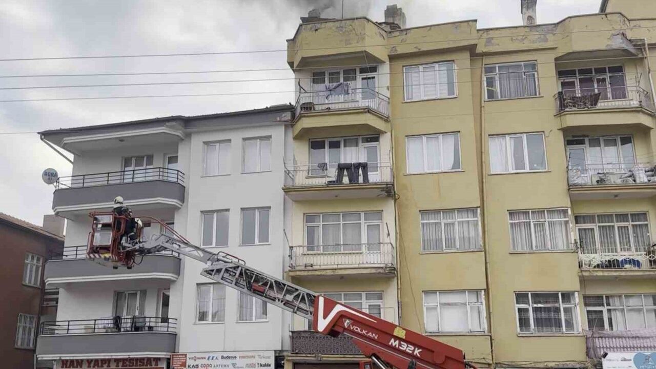 Aksaray'da Çatı Katındaki Kömürlükte Yangın Paniği