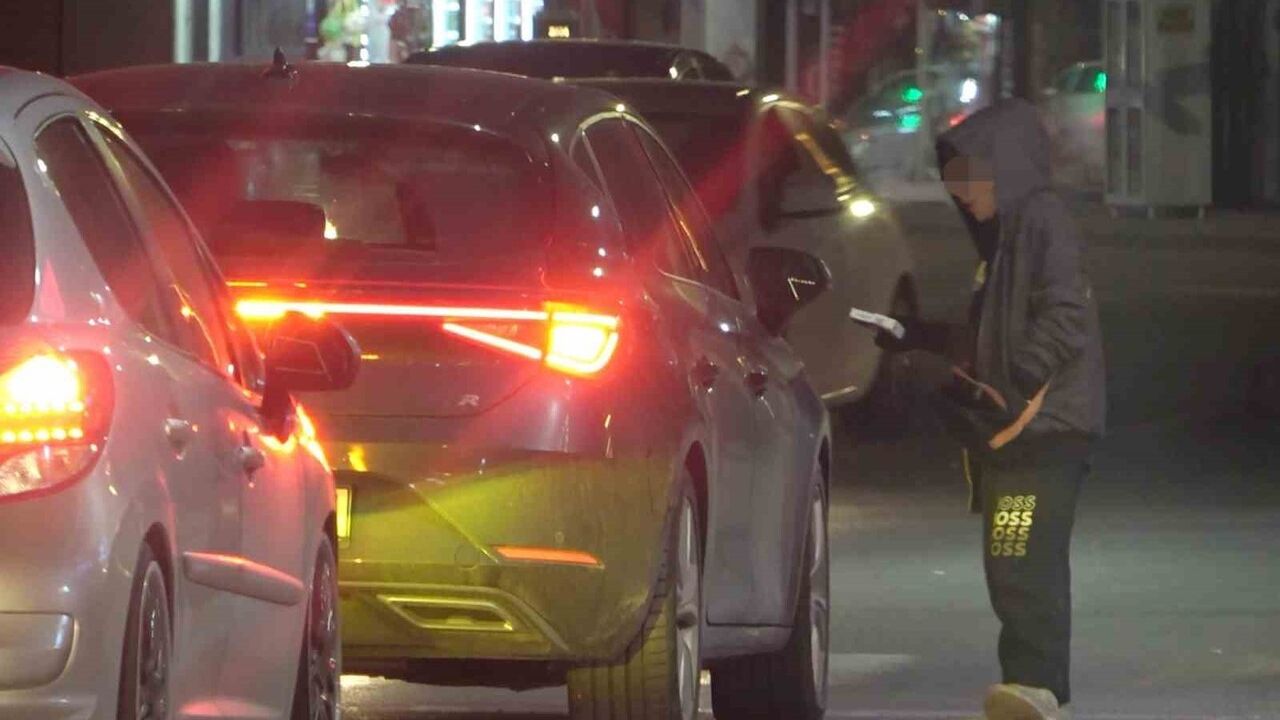 Aksaray’da Çocuk Dilenciler Trafik Güvenliğini Tehdit Ediyor