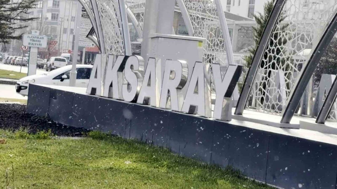 Aksaray'da Mevsimin İlk Karı Şehir Merkezine Düştü