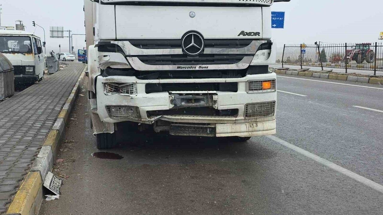 Aksaray'da Tır ile Otomobil Çarpıştı: 4'ü Hakem 5 Yaralı