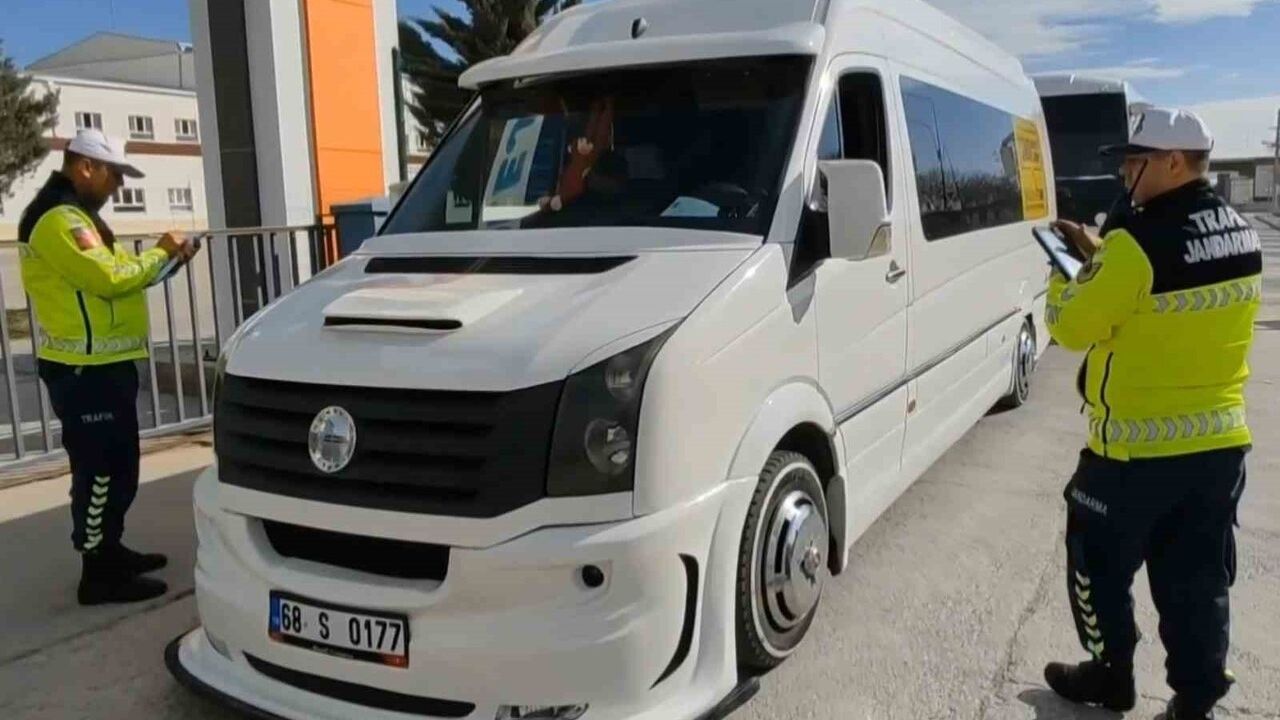 Aksaray'da Trafik Jandarması Okul Servislerini Aralıksız Denetliyor