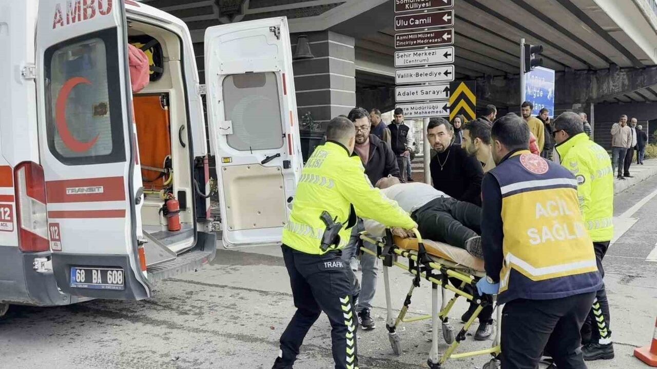 Aksaray'da Trafik Kazası: Yakınını Görünce Kalp Krizi Geçirdi